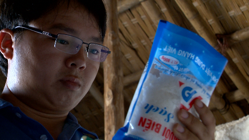 Anh Phạm Văn Cương với sản phẩm muối của mình.