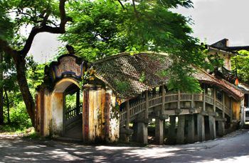 Cầu ngói chùa Lương 
