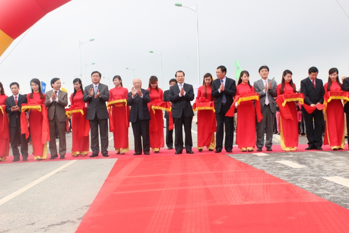 Nguyên Chủ tịch Quốc hội Nguyễn Văn An, Phó Thủ tướng Vũ Văn Ninh, Bộ trưởng Đinh La Thăng cùng các đại biểu tham gia cắt băng khánh thành công trình cầu Tân Phong 