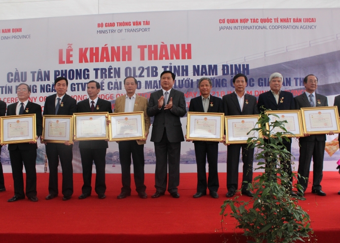Nhân dịp này, Bộ trưởng Đinh La Thăng đã trao Kỷ niệm chương "Vì sự nghiệp phát triển GTVT Việt Nam" cho các cá nhân của tỉnh Nam Định 