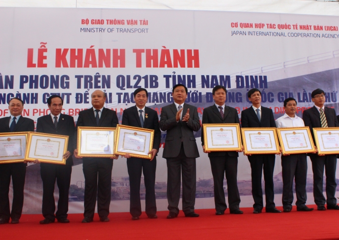 Các tập thể, cá nhân có thành tích xuất sắc trong quá trình xây dựng cầu Tân Phong được nhận Bằng khen của Bộ trưởng Bộ GTVT 