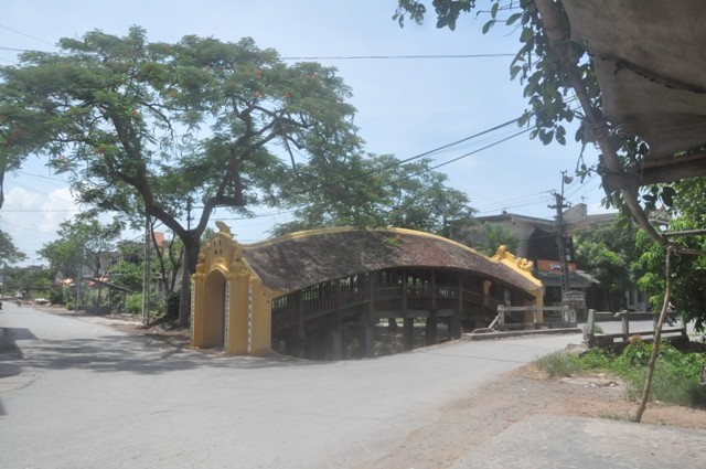 Đến Cầu Ngói Chợ Lương ( mới được tu sửa năm 2010) thuộc xã Hải Anh, huyện Hải Hậu, tỉnh Nam Định là Quý vị đã đến điểm đầu của làng nghề Hải Minh ( xã Hải Minh, huyện Hải Hậu). 