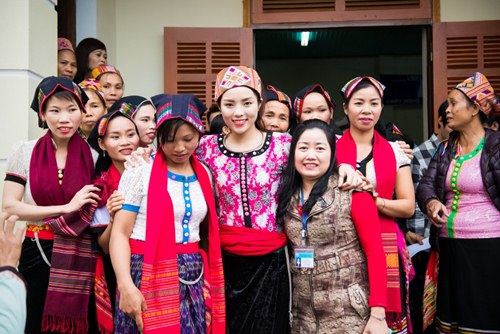 Nữ hoa hậu nổi bật với trang phục dân tộc Thái 