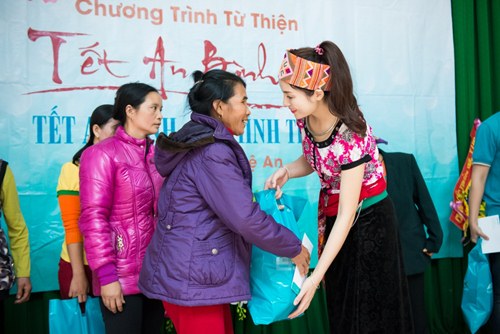 Hoa hậu Kỳ Duyên mặc trang phục dân tộc Thái nhảy sạp