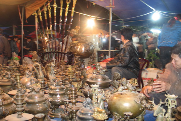 Đồ cổ, giả cổ từ khắp nơi được bày bán với hàng trăm quầy tại chợ Viềng Chùa. Ảnh Lan Hương 