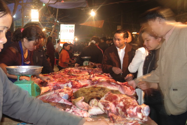 Thịt bò là thực phẩm không thể thiếu tại mỗi phiên chợ Viềng. Ảnh Lan Hương 