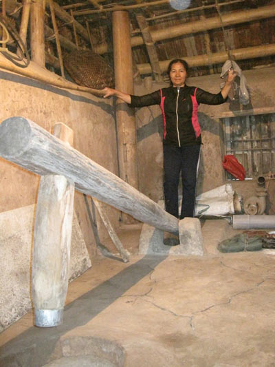 Cô Khiếu tái hiện hoạt động của người Việt xưa. 