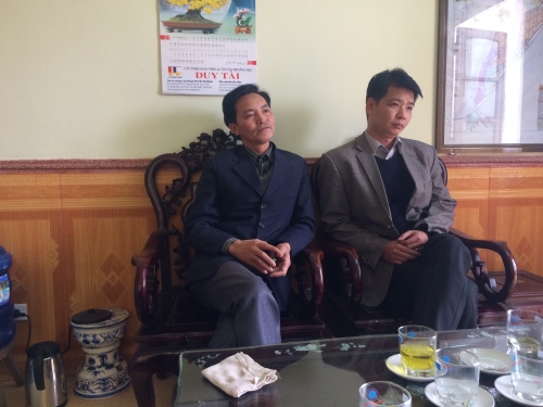 Phó Chủ tịch UBND thị trấn Thịnh Long, ông Trần Quang Tuấn cùng cán bộ hộ tịch anh Phạm Xuân Phương. 