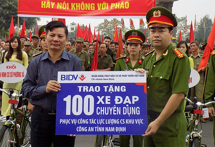 Đại diện Ngân hàng BIDV chi nhánh Nam Định trao tặng xe đạp chuyên dụng cho lực lượng cảnh sát khu vực Nam Định