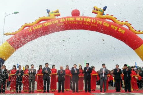 Lễ khánh thành cầu Tân Phong trên QL21B tỉnh Nam Định sau hơn 6 tháng thi công. Ảnh: Quang Toàn/BNEWS/TTXVN 
