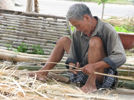 Người dân thôn Thạch Cầu, xã Nam Tiến (Nam Trực) đan các vật dụng phục vụ sinh hoạt và sản xuất nông nghiệp từ tre, mây. 