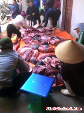 Hình ảnh xẻ thịt cá voi chia chác lan truyền trên mạng xã hội – (Ảnh: FB). Đọc thêm tại: http://www.vietgiaitri.com/xa-hoi/doi-song/2016/01/co-xe-thit-ca-voi-dat-vao-bo-bien-o-nam-dinh-nhung-khong-an/#ixzz3y83XWtdB