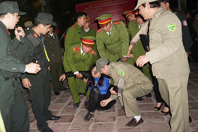 Chen lấn khiến người đi lễ bái bị ngất xỉu, lực lượng chức năng phải đưa ra ngoài. 
