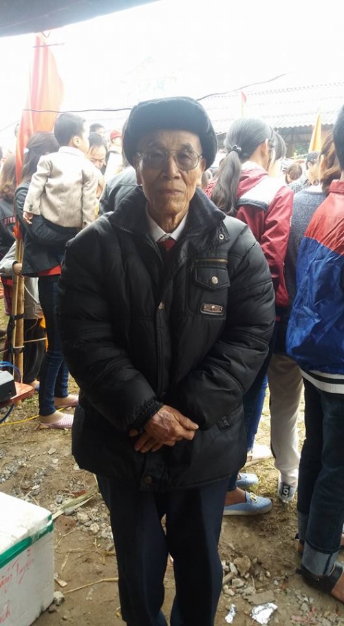 Cụ Nguyễn Xuân Đức, 90 tuổi, sống tại xóm Quang Trung, xã Mỹ Thuận, huyện Mỹ Lộc, tỉnh Nam Định vui vẻ chia sẻ về lễ hội làng. Ảnh: C. H 