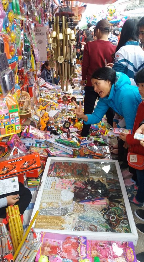 Những sạp hàng đồ chơi trẻ em bày biện giữa chợ khiến lũ trẻ thích thú. Ảnh: C. H 