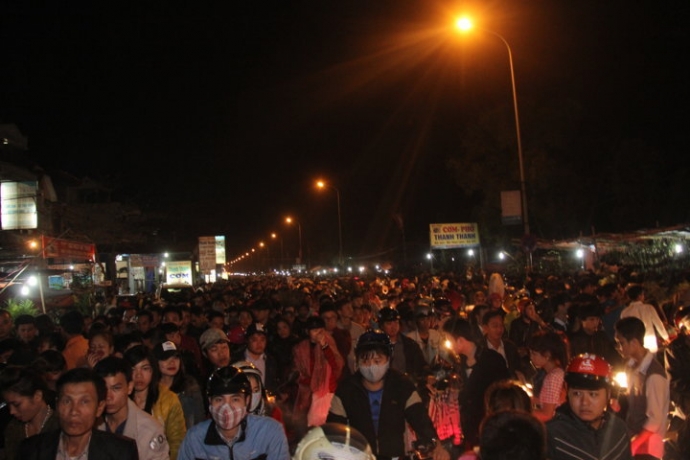 Do lượng người đổ về quá đông, lễ hội chợ Viềng (Nam Định) thường xảy ra ùn tắc kéo dài 