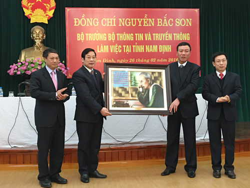 Bộ trưởng Nguyễn Bắc Son tặng tranh Bác Hồ với ngành Bưu điện cho lãnh đạo tỉnh Nam Định. 