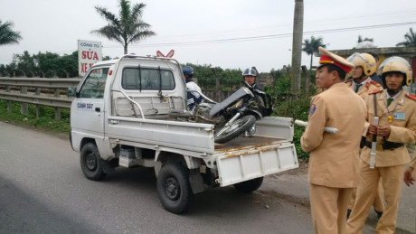 Cùng với nạn nhân tử vong, chiếc xe máy cũng bị tàu đâm biến dạng - Ảnh: Văn Đông 