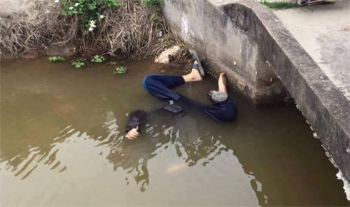 Thi thể người đàn ông chết đuối dưới sông (ảnh do người dân cung cấp) ...