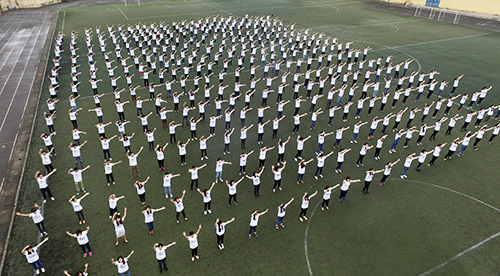 Gần 1.000 bạn trẻ đã có mặt tại SVĐ Xuân Đỉnh (Từ Liêm, Hà Nội) để cùng nhau thể hiện ca khúc "Đường tới ngày vinh quang" do ca sĩ Trần Lập sáng tác 