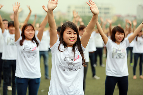 Các thành viên tham gia mặc áo có in hình ca sĩ Trần Lập. 