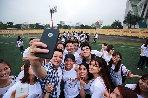 Biên tập viên Quang Minh cùng các bạn trẻ chụp ảnh lưu niệm sau khi sự kiện kết thúc. 
