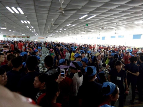 Hàng nghìn công nhân đã đình công bỏ bữa cơm trưa (ảnh do công nhân cung cấp) 