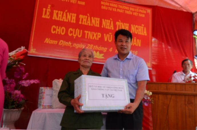 Ông Đỗ Nga Việt, Chủ tịch Công đoàn GTVT Việt Nam, Chủ tịch Hội đồng quản lý Quỹ Xã hội từ thiện trao quà cho cựu TNXP Vũ Thị Xuân 