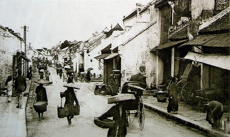 Nếu về Nam Định ngày nay du khách vẫn bắt gặp đâu đó hình ảnh phố cổ giữa những đổi thay của thành phố văn hóa đặc trưng vùng Nam sông Hồng xưa. 