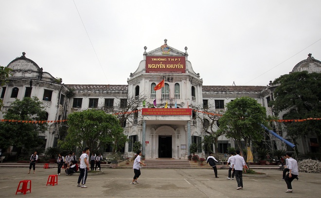 Tháng 9/1976, trường THPT Nguyễn Khuyến được thành lập dưới tên của cụ Tam Nguyên Yên Đổ. Trường kế thừa toàn bộ hệ thống cơ sở vật chất của trường Xanh Tô-ma trước đây. 