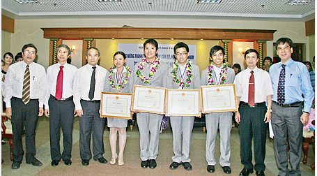 Em Trần Thị Mai Hương, học sinh Trường THPT chuyên Lê Hồng Phong, TP Nam Định đoạt huy chương Đồng trong kỳ thi Ô-lim-píc quốc tế năm 2012, môn Hoá học (thứ 4 từ trái sang).