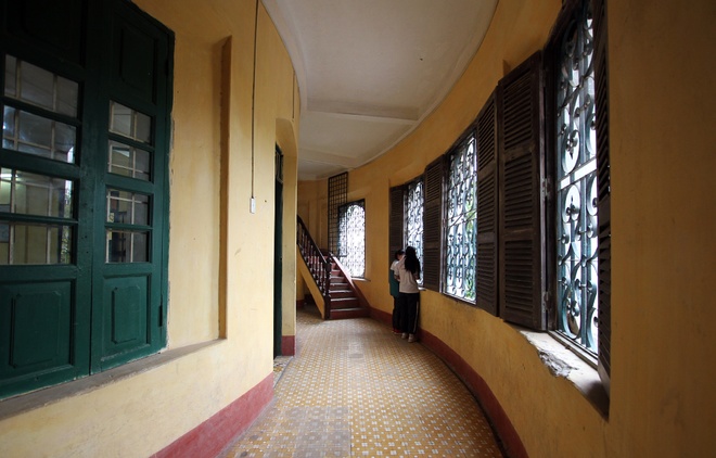Ở hai đầu hồi và chính giữa của tòa nhà, hành lang ôm vòng cung với hệ cửa sổ có chắn sắt trang trí rất cầu kỳ. 