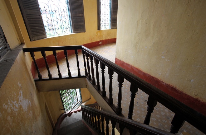 Các cầu thang đều từ hai đầu hành lang đi lên, gồm hai cầu thang lớn và bốn cầu thang nhỏ. 