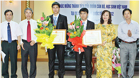 Các em Bùi Xuân Hiển và Đinh Việt Thắng, học sinh Trường THPT chuyên Lê Hồng Phong, TP Nam Định đoạt huy chương Đồng trong kỳ thi Ô-lim-píc quốc tế năm 2012 môn Vật lý (thứ 3, thứ 4 từ trái sang).