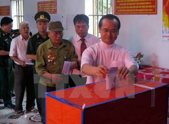 Cử tri Nam Định đi bầu cử. (Ảnh: Văn Đạt/TTXVN) 