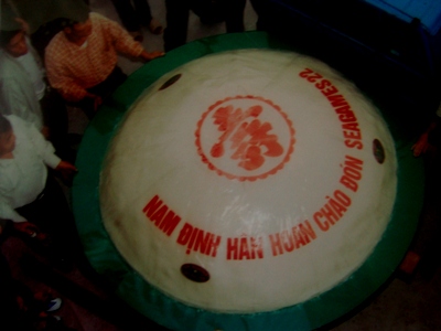Bánh dày 700kg do người làng Vị Dương  làm chào mừng Seagame 22 năm 2003 tại Nam Định 
