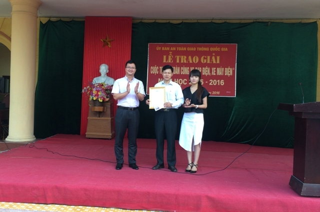 Ông Uông Việt Dũng trao giấy chứng nhận giải nhất phần thi trắc nghiệm cho lãnh đạo trường THPT A Hải Hậu 