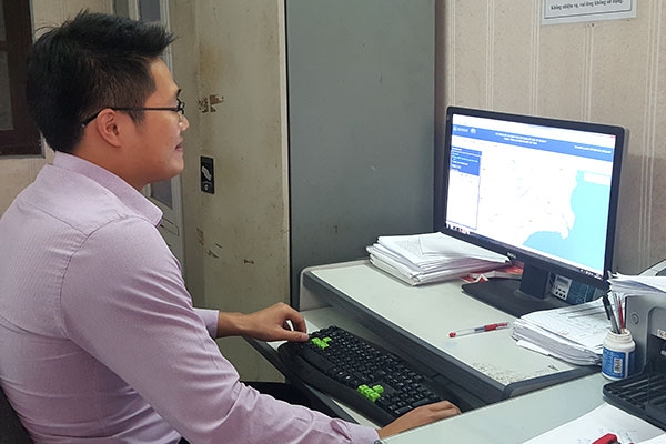 Theo dõi, cập nhật số liệu từ thiết bị GSHT gắn trên các xe truyền về máy chủ tại Sở GTVT Nam Định 