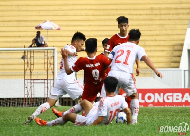 Cầu thủ Viettel (áo đỏ) sa lầy tại sân của đội chủ nhà Đồng Nai. Ảnh: Quang Thịnh. 