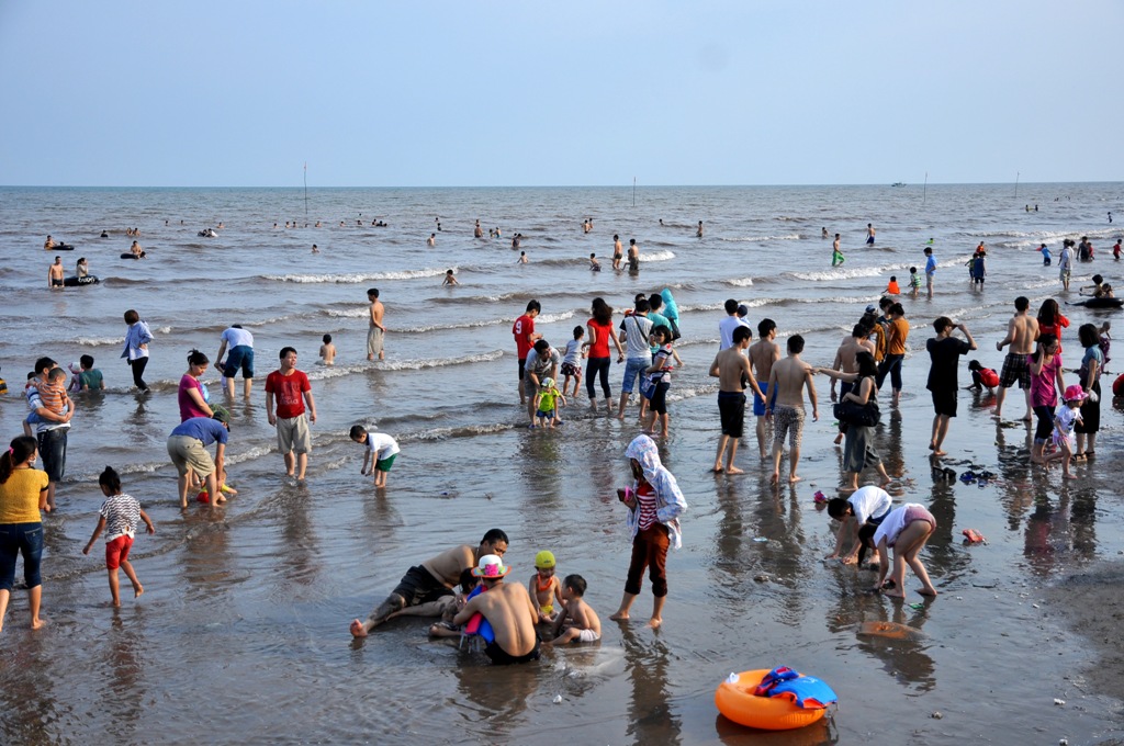 Bãi tắm Quất Lâm luôn là điểm đến lý tưởng của nhiều người mỗi khi bước vào hè. 