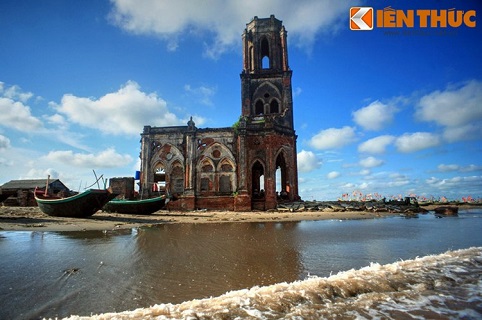 Trong cơn bão số 7 năm 2005, nhà thờ Trái Tim đã bị phá hủy nặng nề và trở thành phế tích kể từ đó đến nay.
