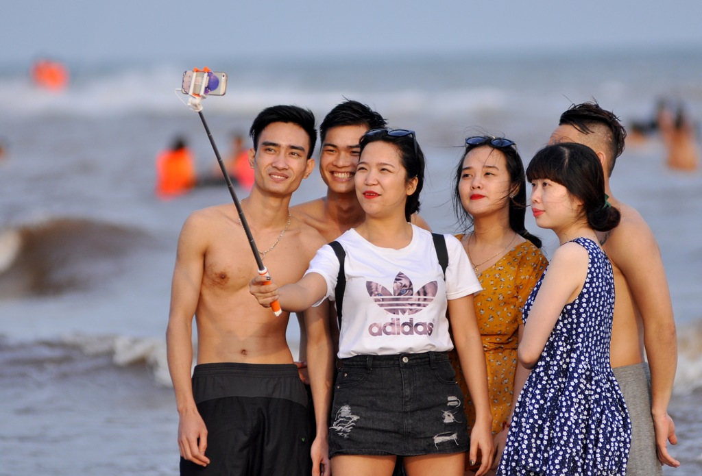 Nhiều nhóm khách du lịch còn thích thú lưu lại những bức ảnh tại bãi tắm Quất Lâm. 