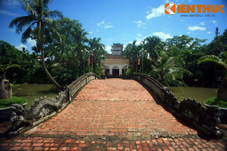 Nằm ở thị trấn Cổ Lễ, huyện Trực Ninh, tỉnh Nam Định, chùa Cổ Lễ là một ngôi chùa cổ có kiến trúc độc đáo nổi tiếng xứ Thành Nam. Ảnh: Cầu Cuốn dẫn vào chùa Cổ Lễ. 