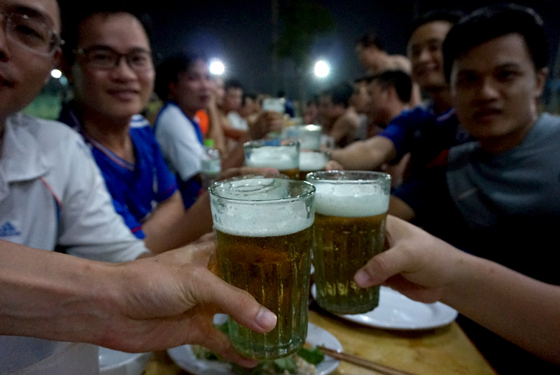 Kỳ lạ là loại cốc tái chế thô kệch này hiện nay chỉ sử dụng ở các quán bia hơi Hà Nội, không nơi đâu kể cả vùng sản xuất được người dân dùng đến 