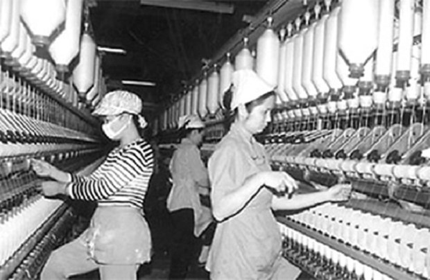 Tổ sản xuất vải may dù phục vụ không quân thời kháng chiến chống Mỹ. 
