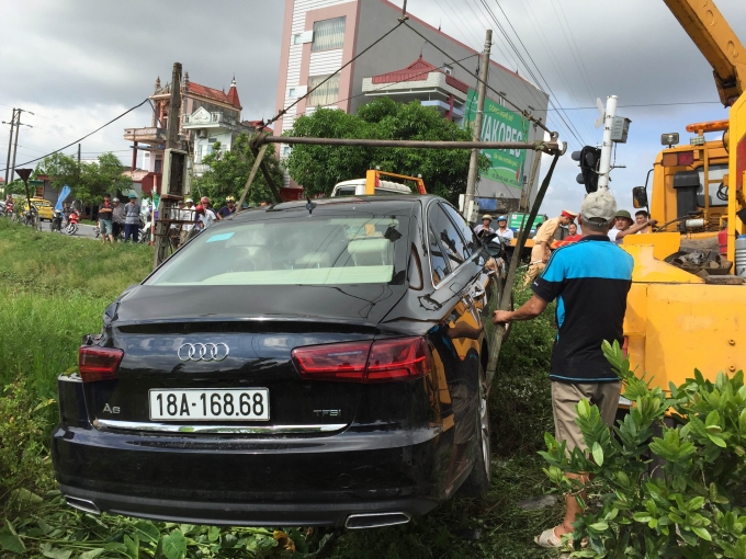 Nam Định: Ô tô bị tàu hỏa đâm trực diện, 2 người bị thương