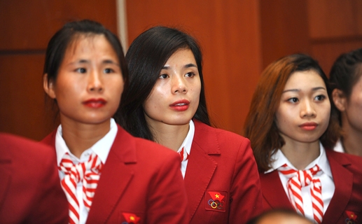 Nguyễn Thị Huyền (giữa) trong đội hình đội tuyển quốc gia. 