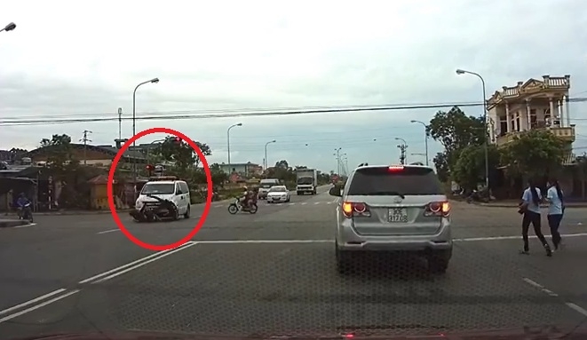 Chiếc xe cứu thương không bật còi ưu tiên nhưng vẫn vượt đèn đỏ đâm văng người đi xe máy. 