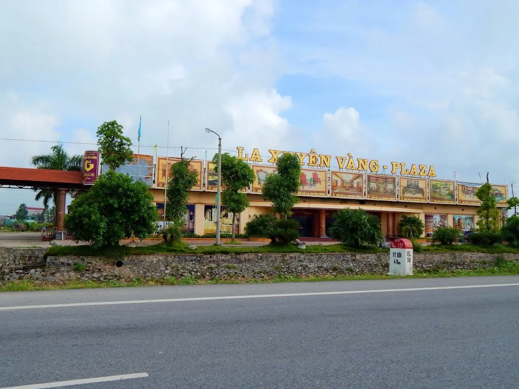 Làng nghề chạm khắc gỗ La Xuyên