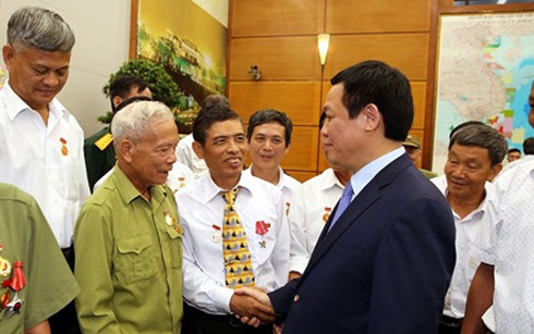 Phó Thủ tướng Vương Đình Huệ tiếp đại biểu người có công tỉnh Nam Định